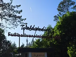 Eingang mit Schriftzug