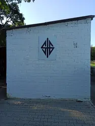 Tribüne von der Seite mit Wappen