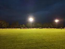 Feld und Spielerbänke