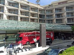 Mannschaftsbus vor Hotel