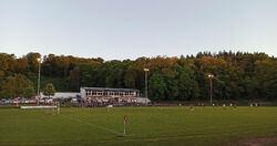 Feld mit Vereinsheim