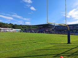 Tribüne und Stange