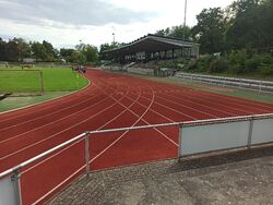 Tribüne mit Laufbahn