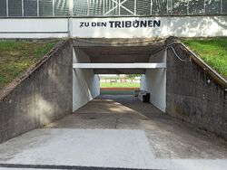 Zu den Tribünen